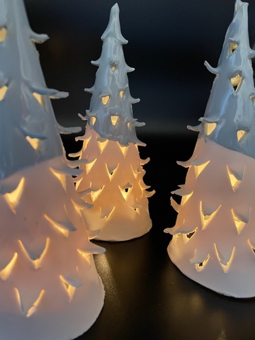 Lysende keramiktræ i lyst ler med diset blå glasur | ByLine Ceramics