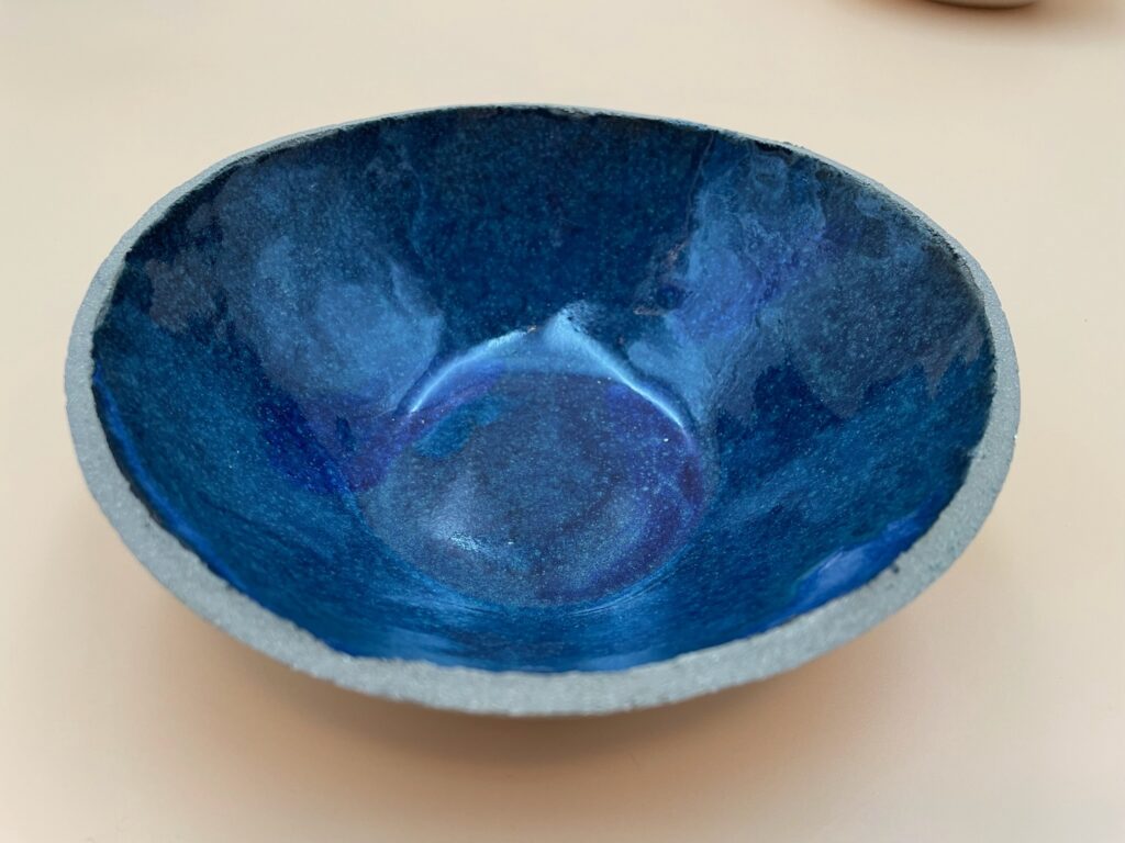 Rund skål i mellemstørrelse med blå glasur | ByLine Ceramics. Nordsøen