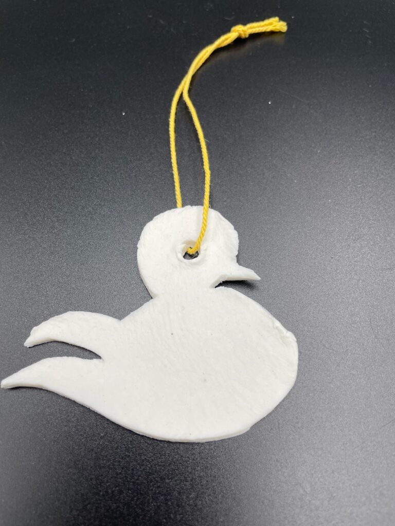 Håndlavet porcelæns fugl til at hænge op fra ByLine Ceramics i Valby