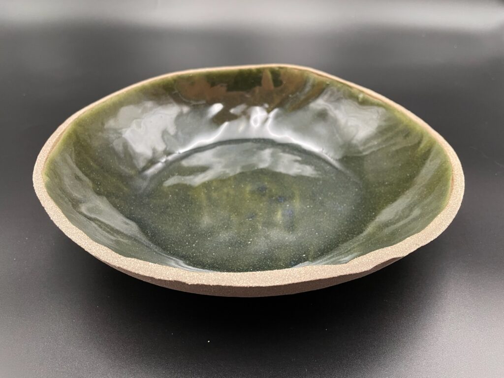 Stor skål i mørkt stentøj med metalgrøn glasur | ByLine Ceramics