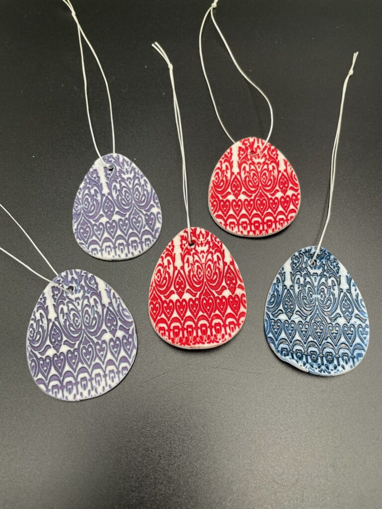 Håndlavet porcelæns æg til ophæng fra ByLine Ceramics i Valby