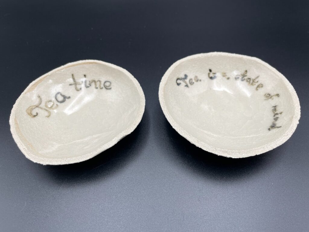 Håndlavet tebrevskål med dekoration fra ByLine Ceramics