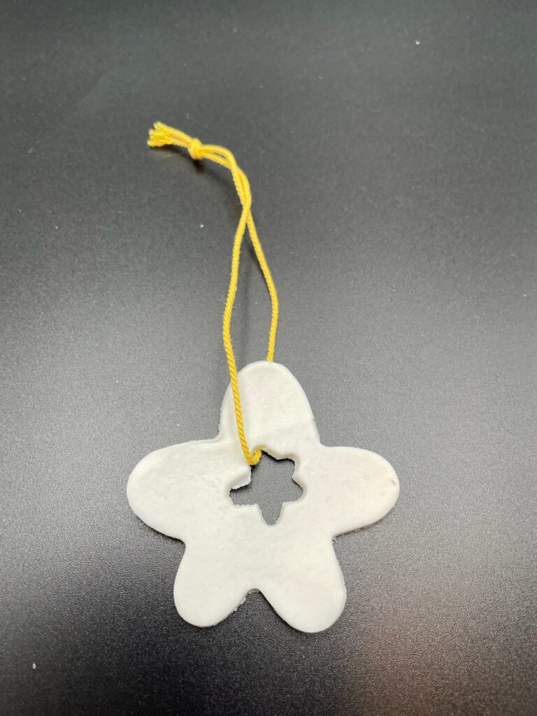 Håndlavet porcelæns blomst til ophæng fra ByLine Ceramics i Valby