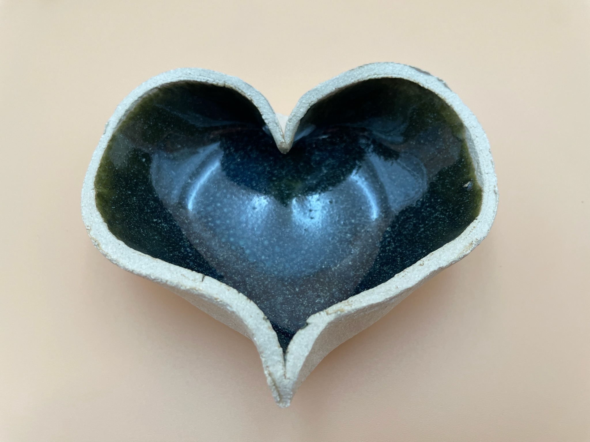 Håndlavet hjerteskål fra ByLine Ceramics i Valby.