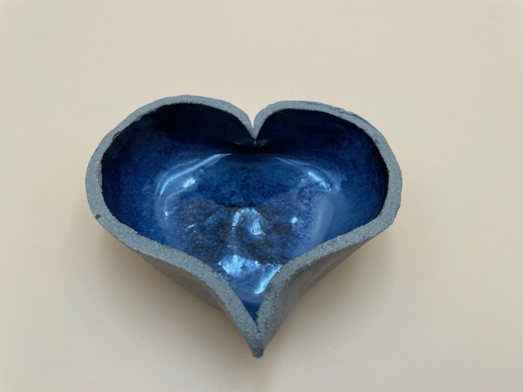 Håndlavet hjerteskål fra ByLine Ceramics i Valby.