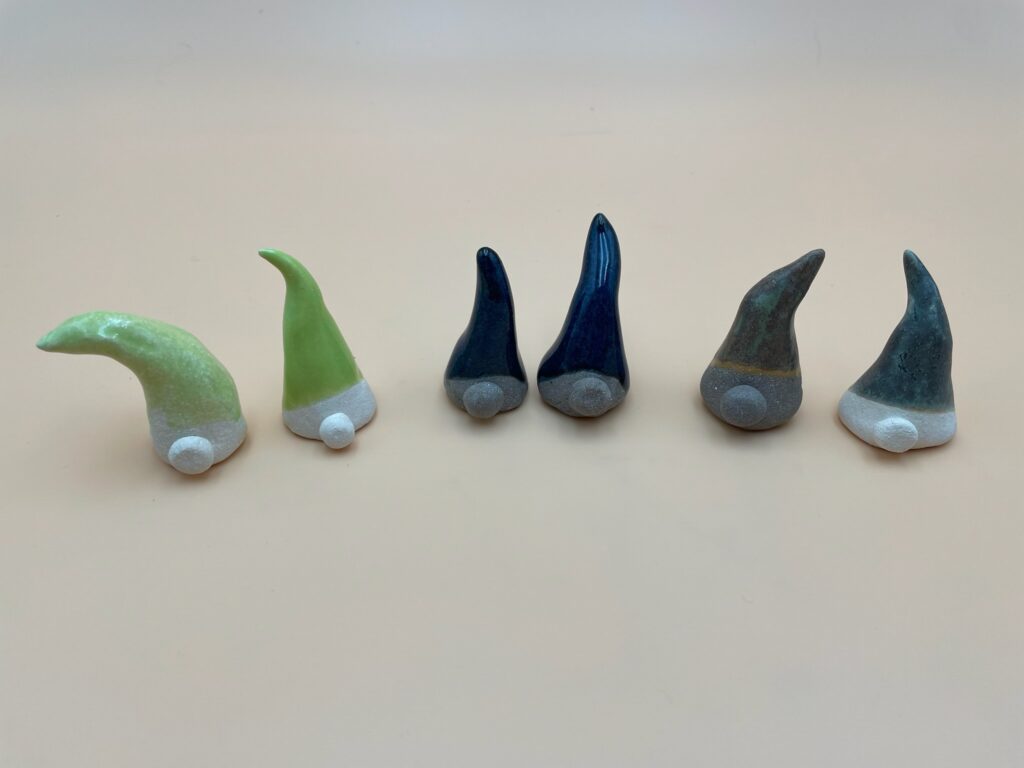 Håndformet Skovnisse i unika keramik (6-7 cm)Giv julehjemmet et strejf af skovens magi med disse charmerende, håndformede skovnisser af ByLine Ceramics i Valby