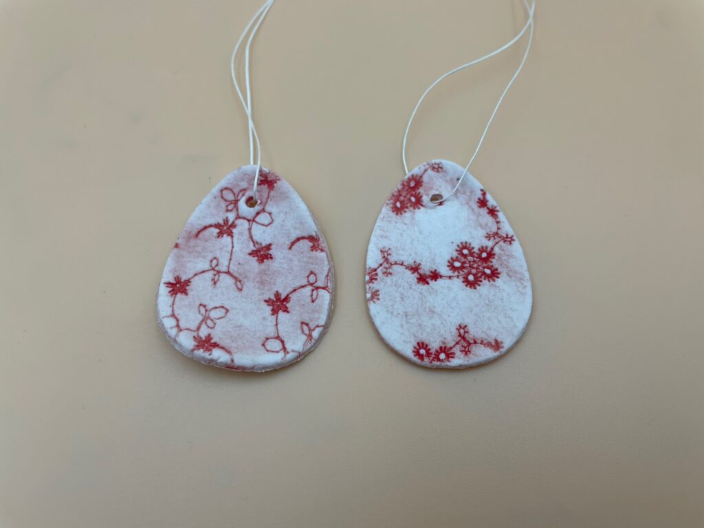 Håndlavede porcelæns æg til ophæng fra ByLine Ceramics i Valby