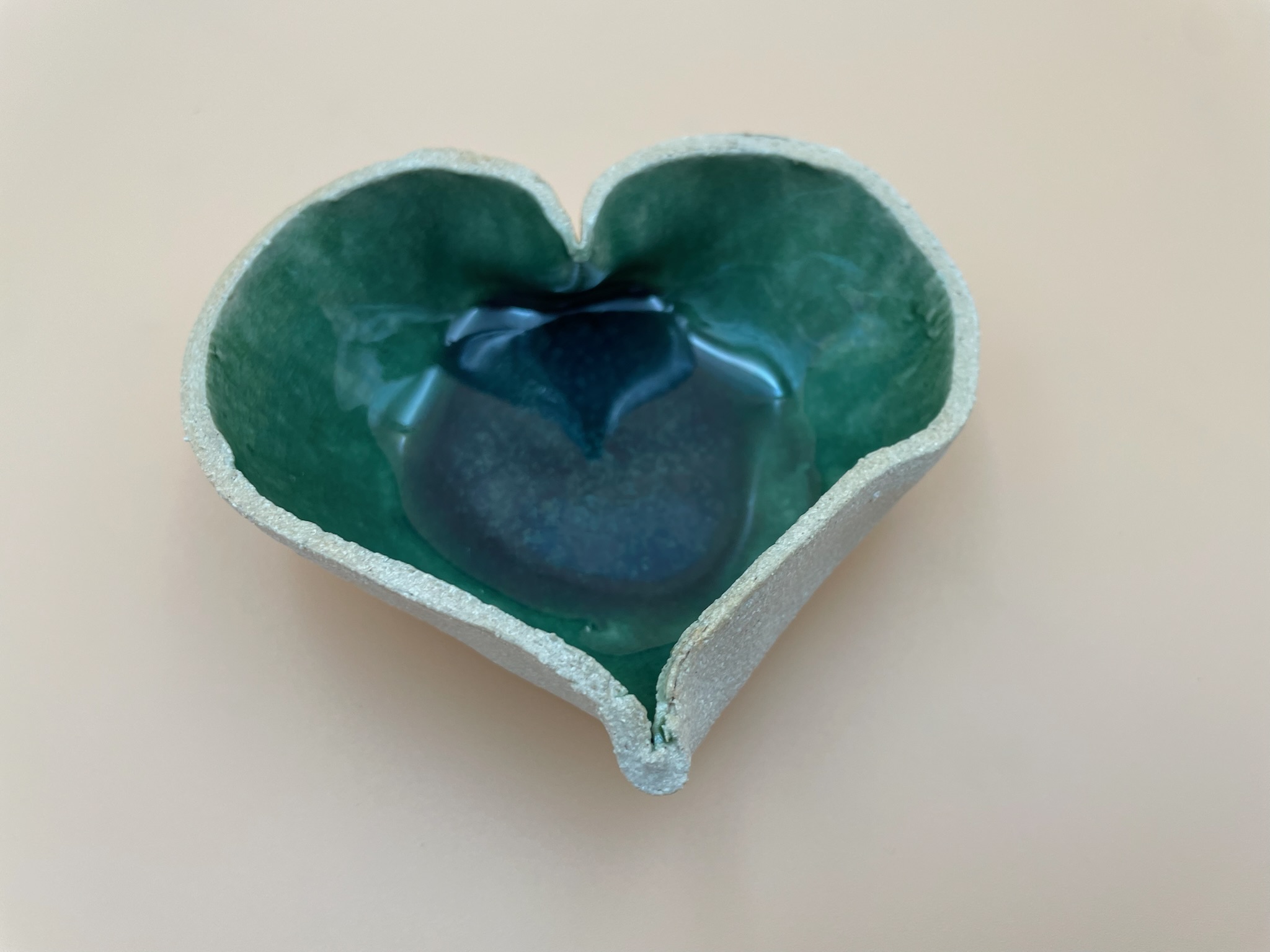 Håndlavet hjerteskål fra ByLine Ceramics i Valby.