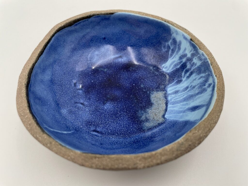 Lille mørk unika skål med blå glasur | ByLine Ceramics