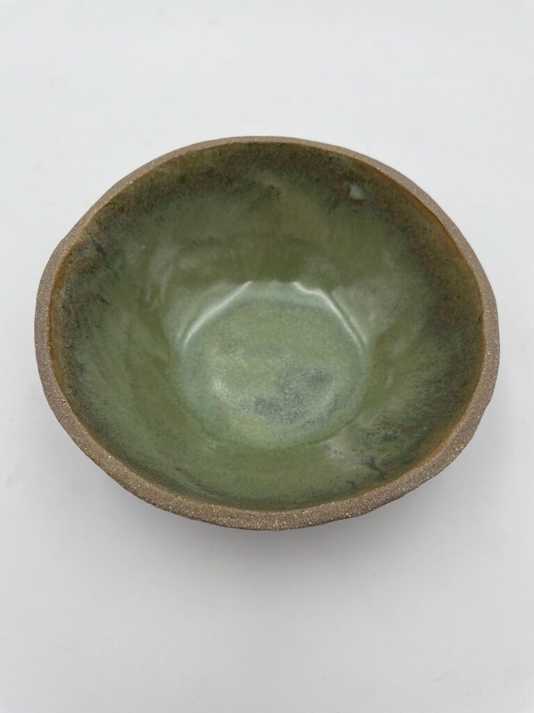 Håndlavet rund skål i mørkt stentøj med kobbergrøn glasur - Håndlavet skål fra serien Skumring fra ByLine Ceramics i Valby Unikt Håndværk dansk