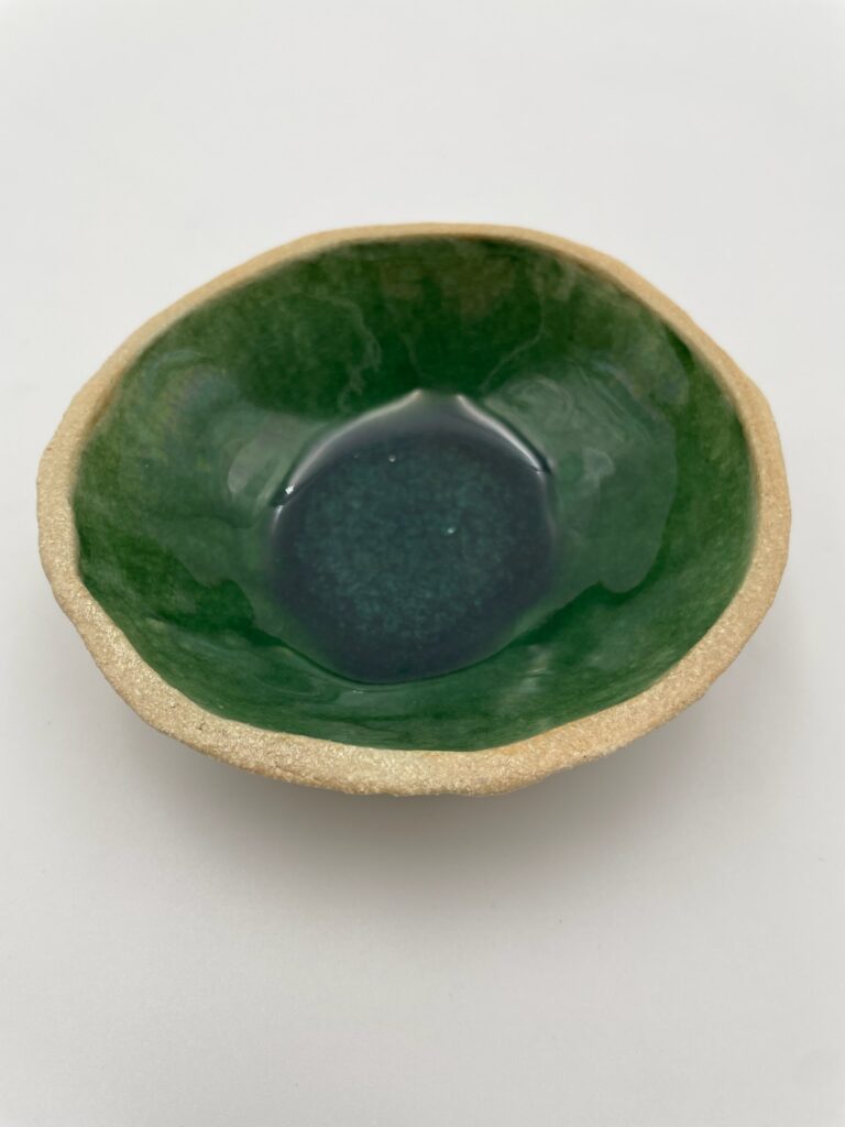 Rund skål i lyst stentøj med klar grøn glasur | ByLine Ceramics