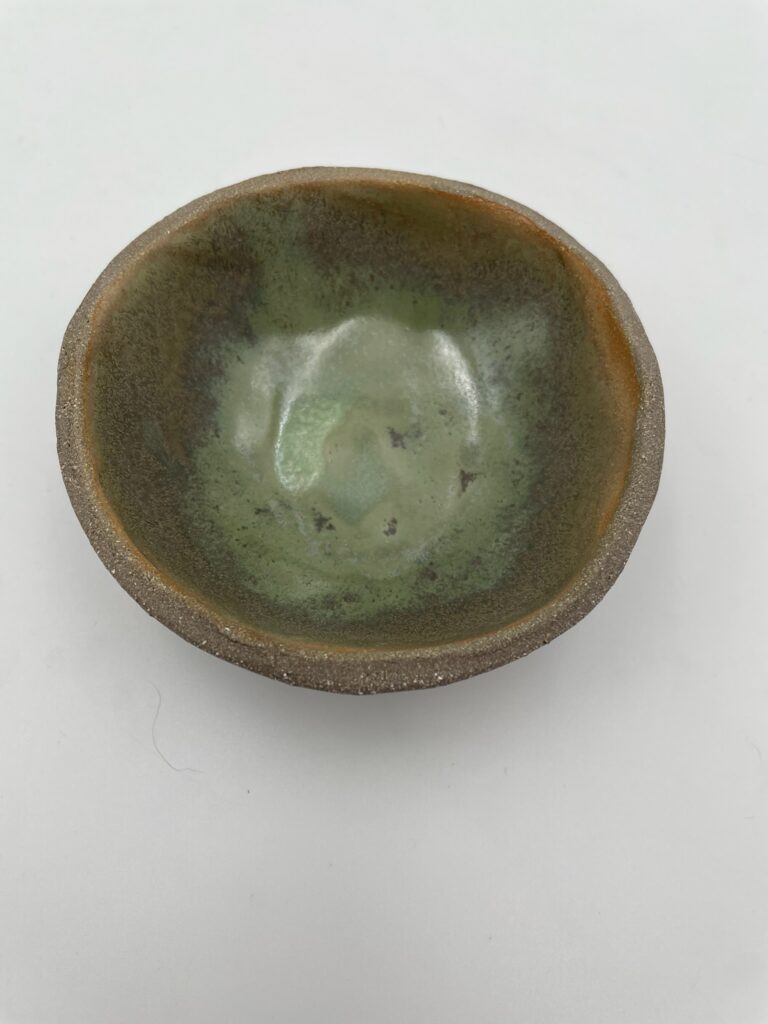 Lille mørk skål med kobbergrøn glasur | ByLine Ceramics Håndlavet skål fra serien Skumring fra ByLine Ceramics i Valby Unikt Håndværk dansk