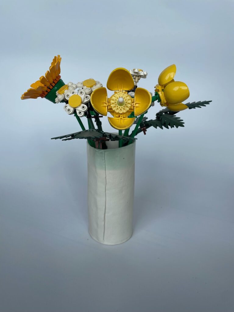 Unik og håndlavet hvid porcelænsvase i mellemhøjde. Vasen har et enkelt og tidløst udtryk, der passer ind i de fleste hjem. Køb dansk kunsthåndværk her.