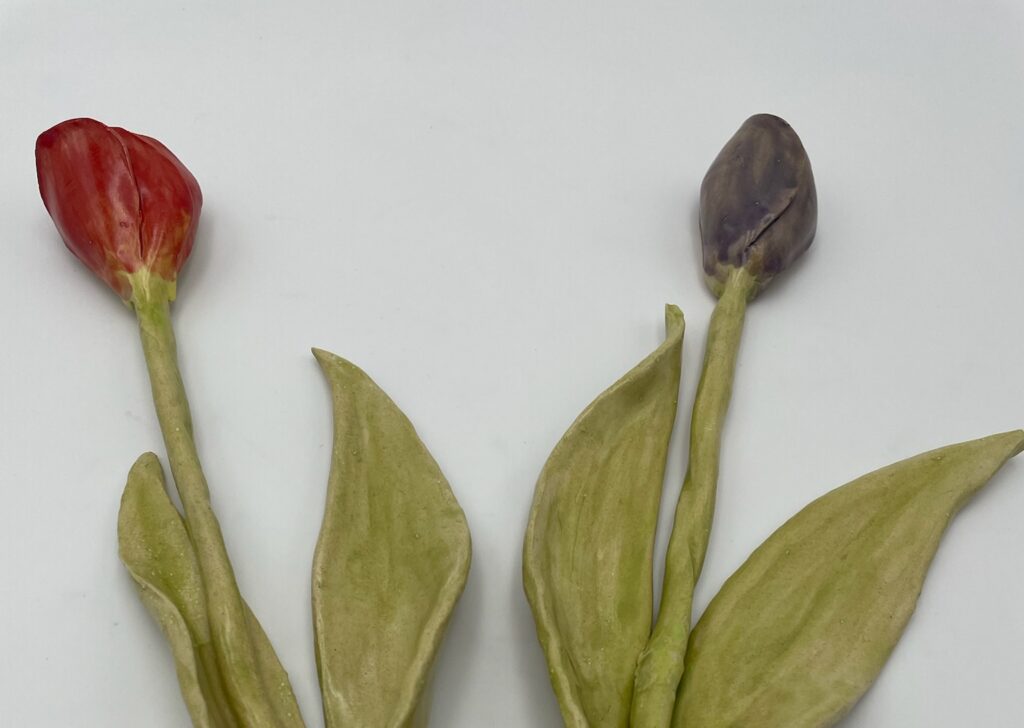 Håndlavet tulipan fra serien sommerblomster til vægophæng fra ByLine Ceramics i Valby