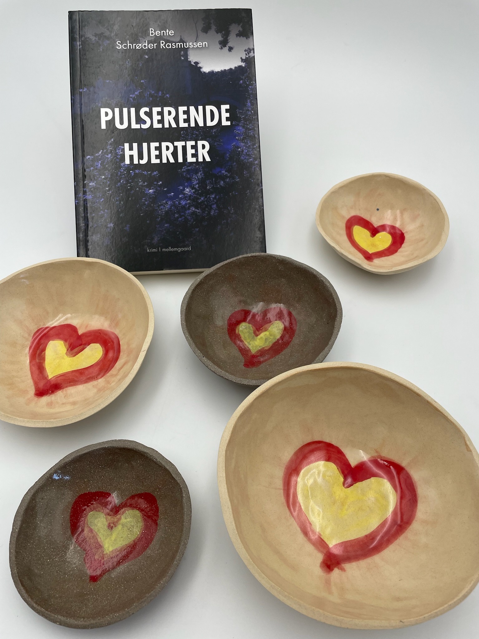 Rund unika skål, mellemstørrelse mørkt ler med pulserende hjerte - Billede 17