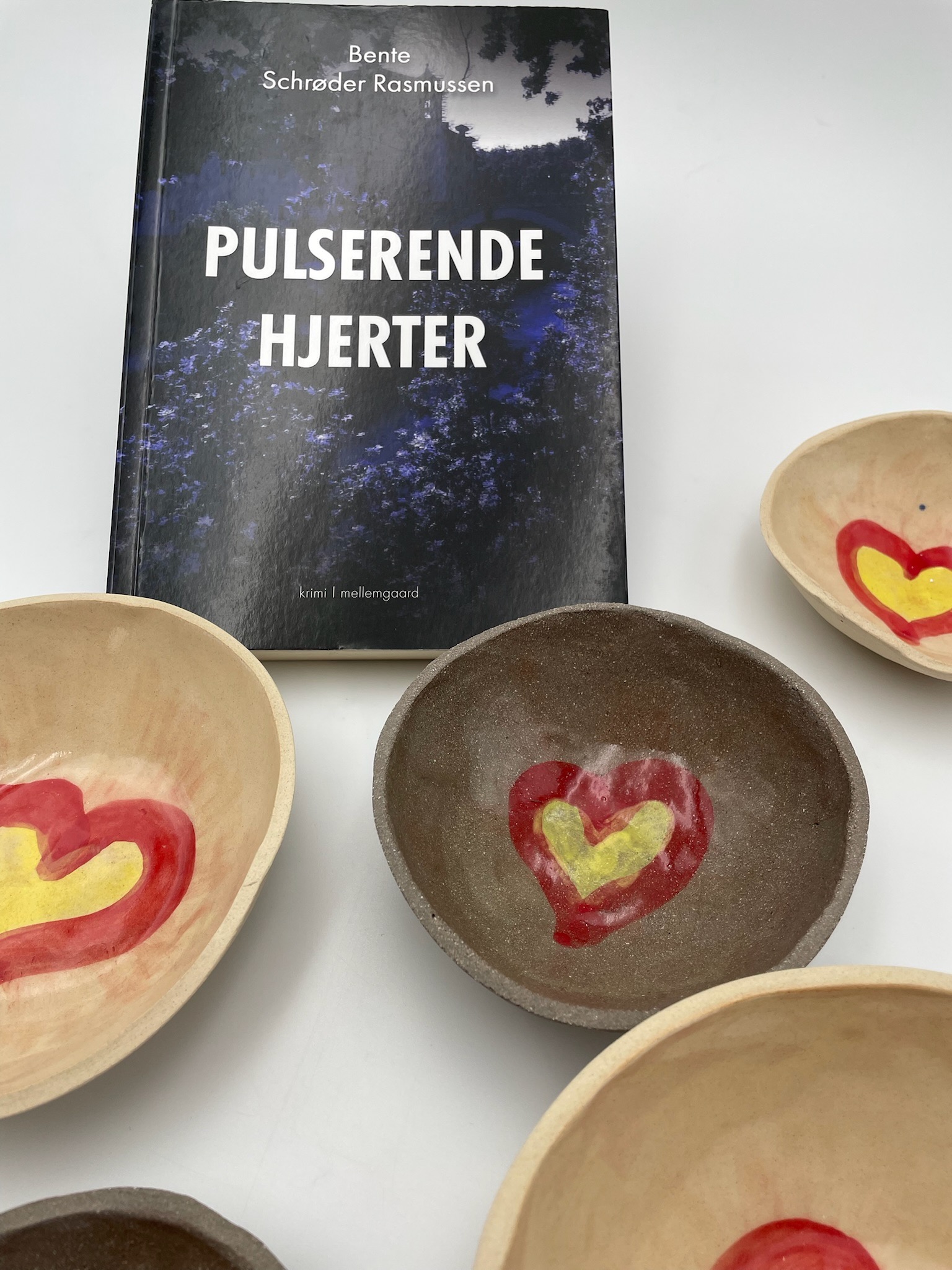 Rund unika skål, mellemstørrelse mørkt ler med pulserende hjerte - Billede 16
