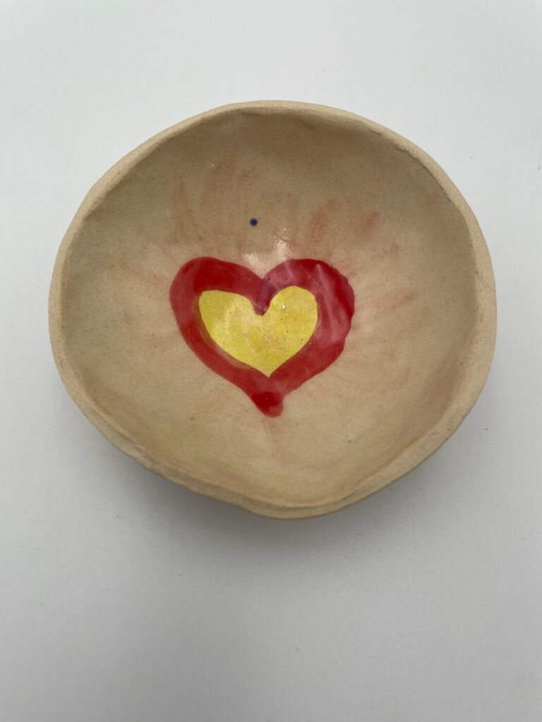 Lille unika skål i lyst stentøj med pulserende hjerte | ByLine Ceramics