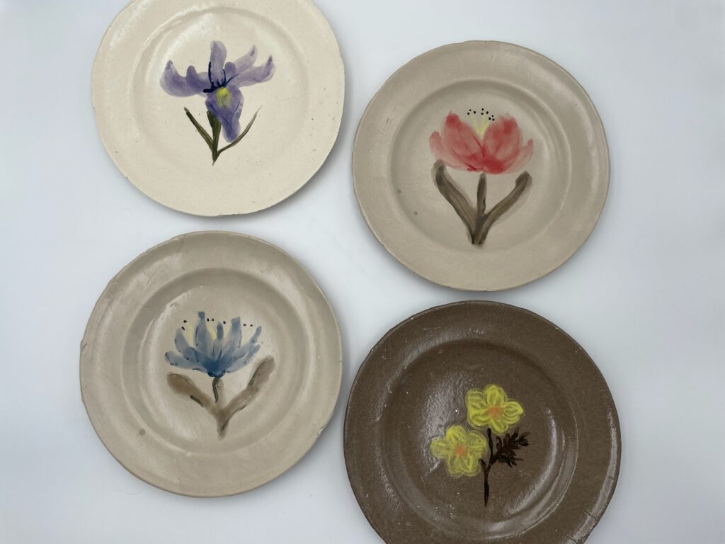 Håndlavet tallerken i stentøj med blomstermotiv
