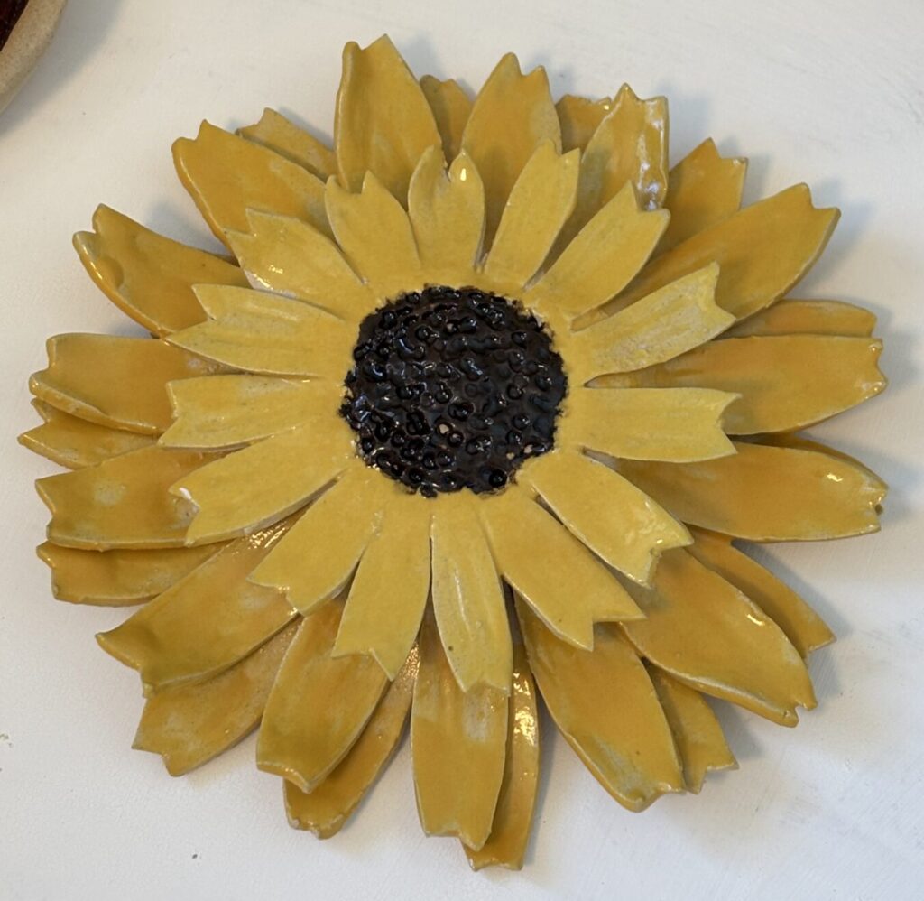 Håndlavet solsikke fra serien sommerblomster til vægophæng fra ByLine Ceramics i Valby