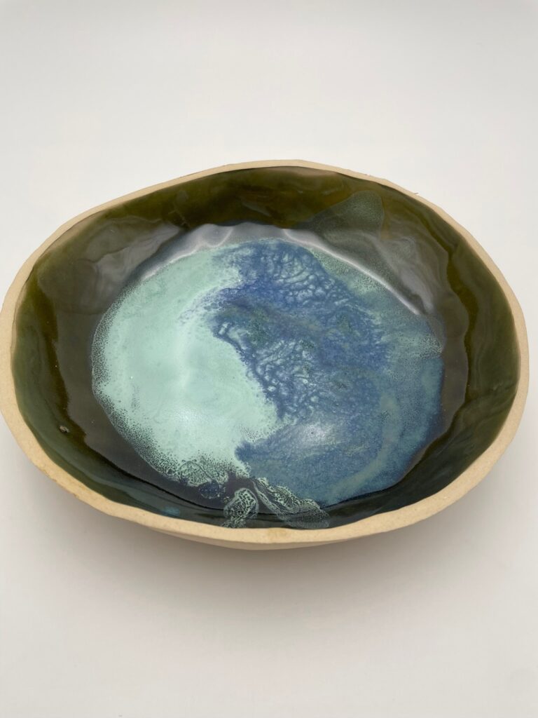 Håndlavet skål inspireret af havet og havskum i stor størrelse fra ByLine Ceramics i Valby