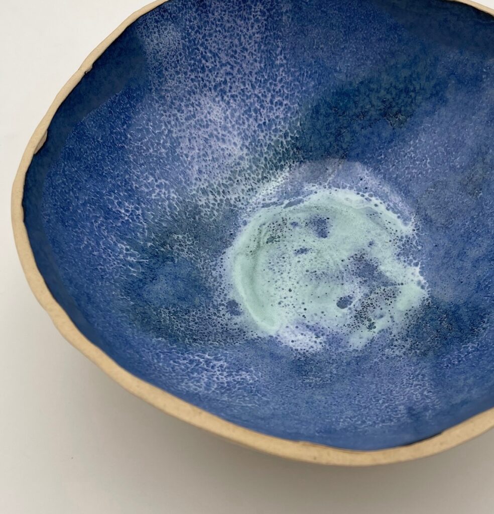 Håndlavet skål inspireret af havet og havskum i høj størrelse fra ByLine Ceramics i Valby