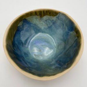 Håndlavet skål inspireret af havet og havskum i mellem størrelse fra ByLine Ceramics i Valby