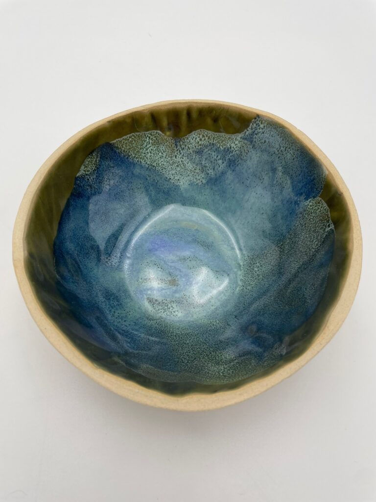Håndlavet skål inspireret af havet og havskum i mellem størrelse fra ByLine Ceramics i Valby