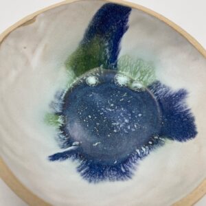 Håndlavet skål inspireret af havet og havskum i mellem størrelse fra ByLine Ceramics i Valby