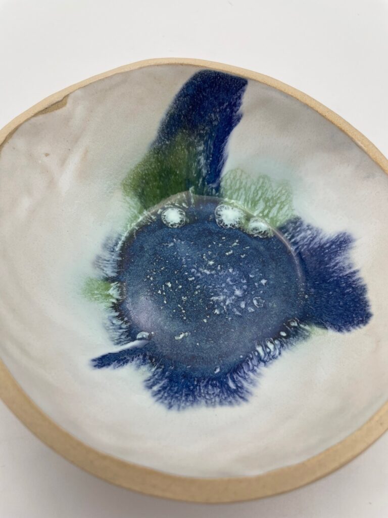 Håndlavet skål inspireret af havet og havskum i mellem størrelse fra ByLine Ceramics i Valby