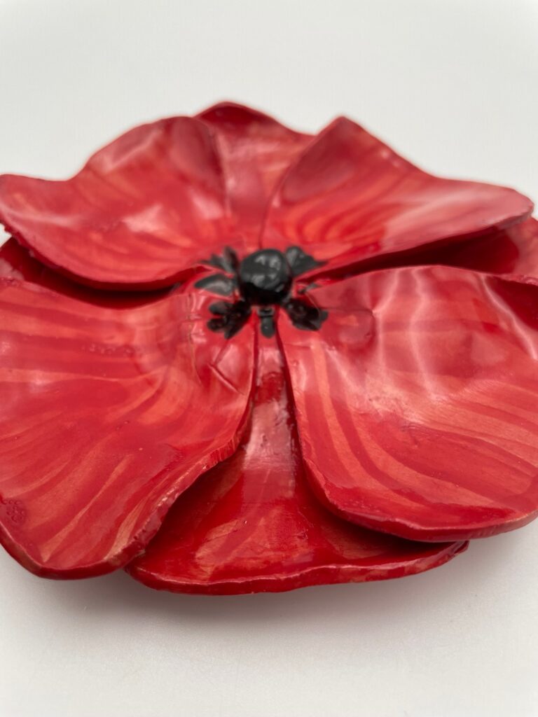 Håndlavet valmue fra serien sommerblomster til vægophæng fra ByLine Ceramics i Valby