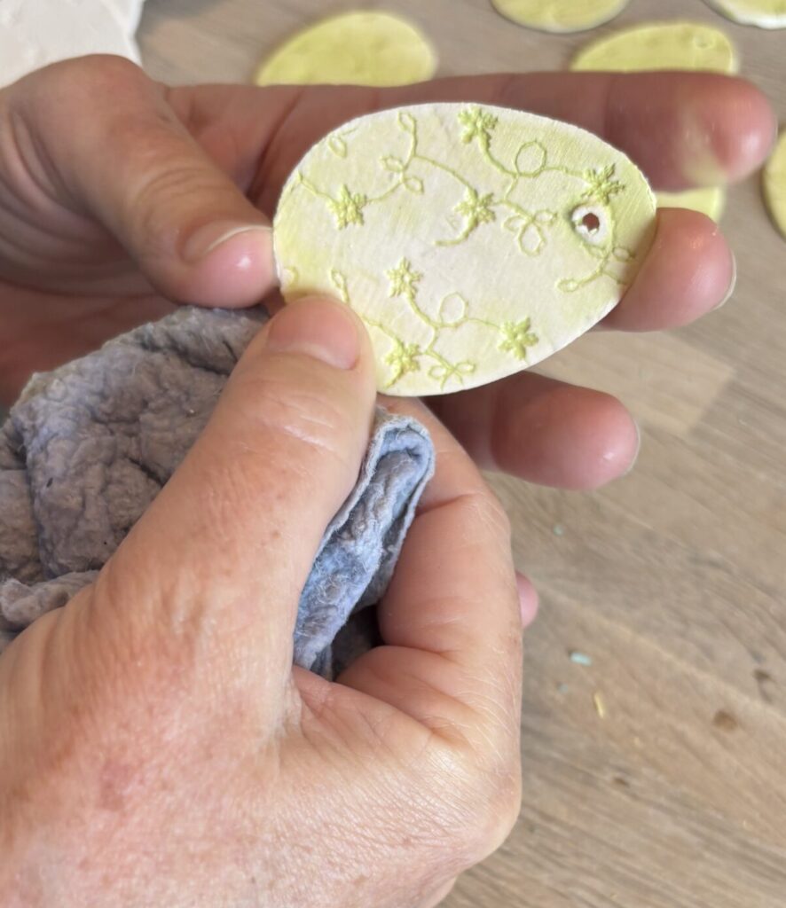 Fremstilling af en porcelænsæg med blonde motiv af ByLine Ceramics i Valby