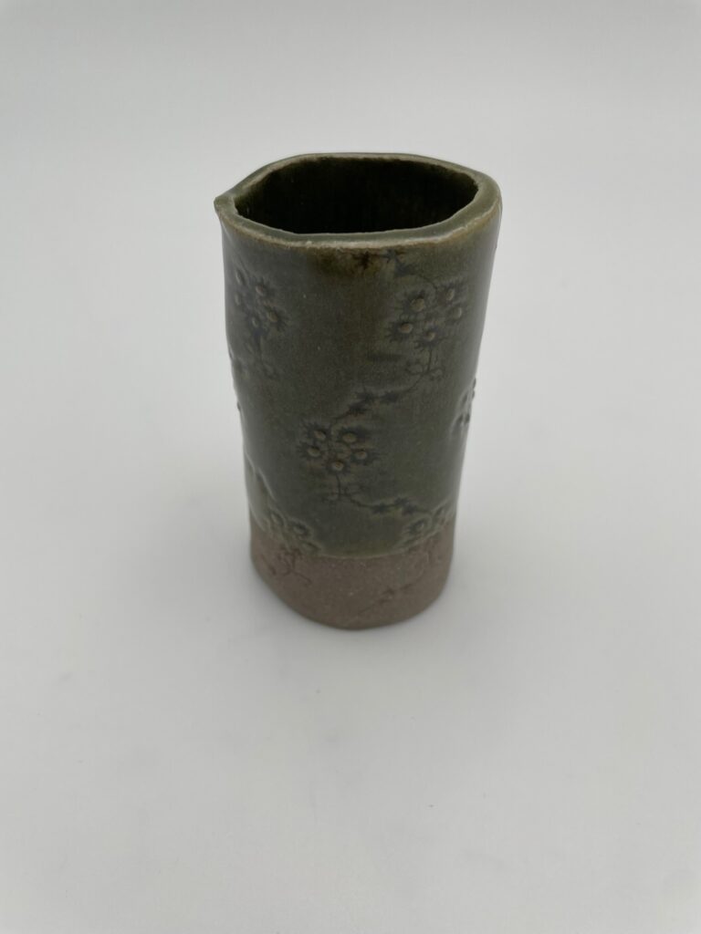 Lille håndlavet vase med blonde dekoration fra ByLine Ceramics i Valby
