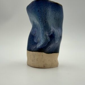Håndlavet wonky vase inspireret af havet og havskum i lille størrelse fra ByLine Ceramics i Valby