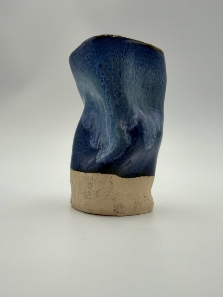 Håndlavet wonky vase inspireret af havet og havskum i lille størrelse fra ByLine Ceramics i Valby