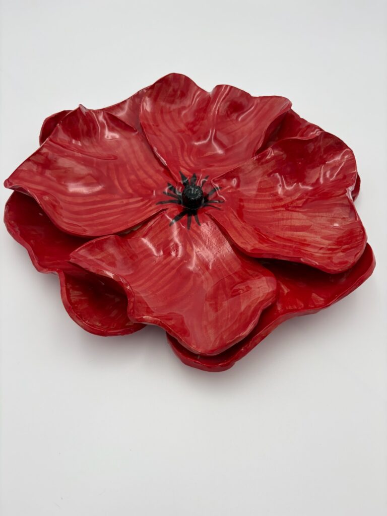 Håndlavet valmue fra serien sommerblomster til vægophæng fra ByLine Ceramics i Valby Unikt Håndværk dansk Gave værtindegave gaver kunst kunsthåndværk København Design Gave til mor