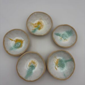 Håndlavet lille gul skål inspireret af sollys, solstrejf og lysets spil i trækronerne i lille størrelse fra ByLine Ceramics i Valby