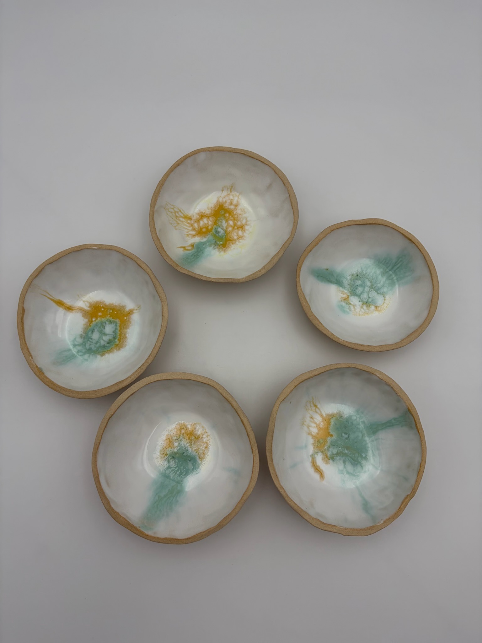 Håndlavet lille gul skål inspireret af sollys, solstrejf og lysets spil i trækronerne i lille størrelse fra ByLine Ceramics i Valby