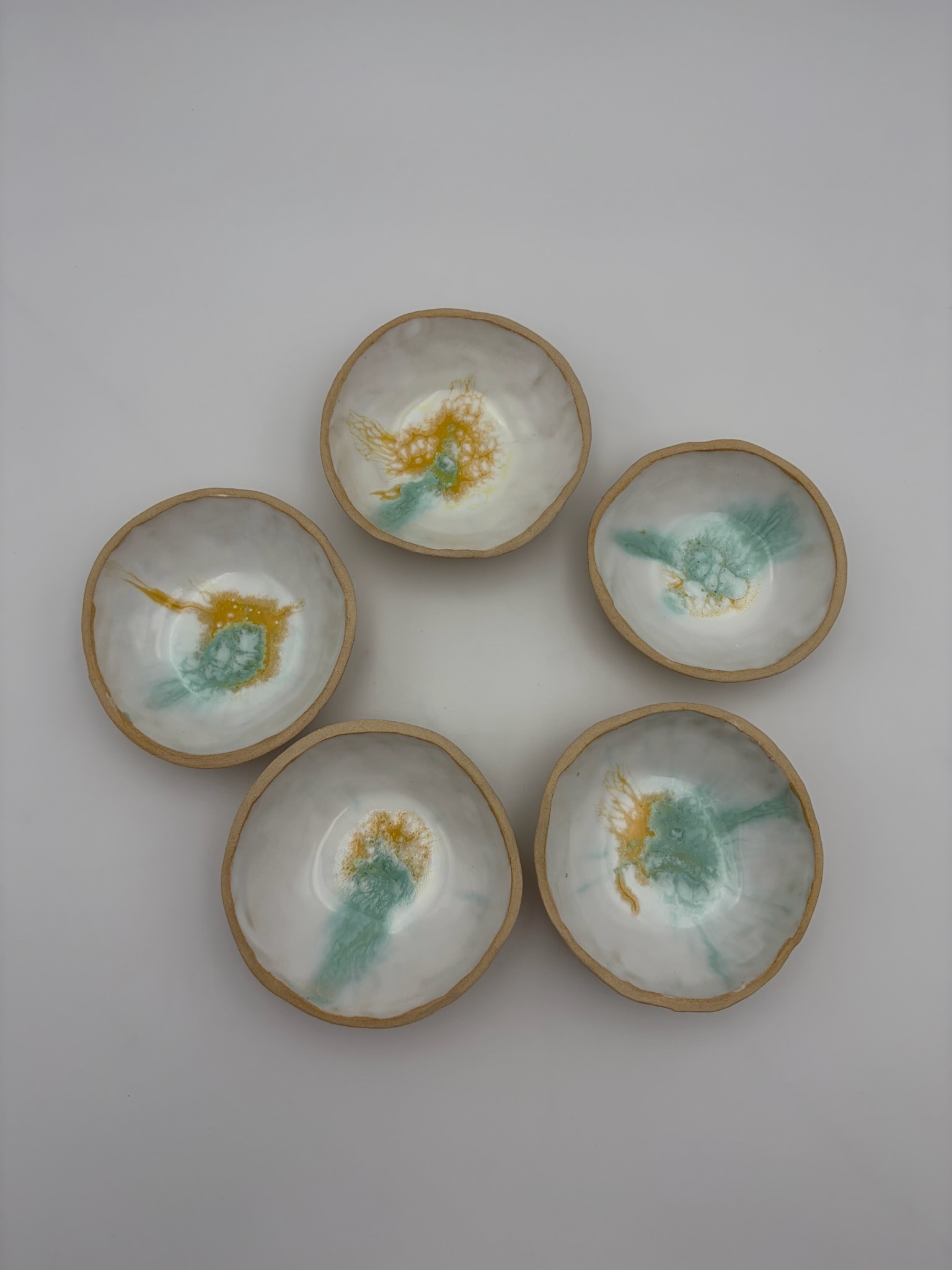 Håndlavet skål inspireret af sollys, solstrejf og lysets spil i trækronerne fra ByLine Ceramics i Valby