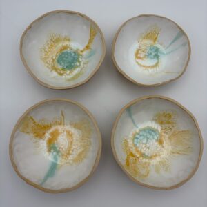 Håndlavet mellem gul skål inspireret af sollys, solstrejf og lysets spil i trækronerne fra ByLine Ceramics i Valby Unikt Håndværk dansk Gave værtindegave gaver kunst kunsthåndværk