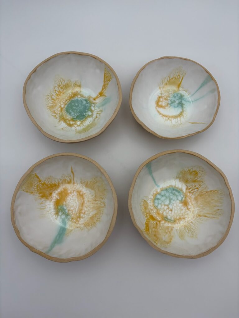 Håndlavet mellem gul skål inspireret af sollys, solstrejf og lysets spil i trækronerne fra ByLine Ceramics i Valby Unikt Håndværk dansk Gave værtindegave gaver kunst kunsthåndværk