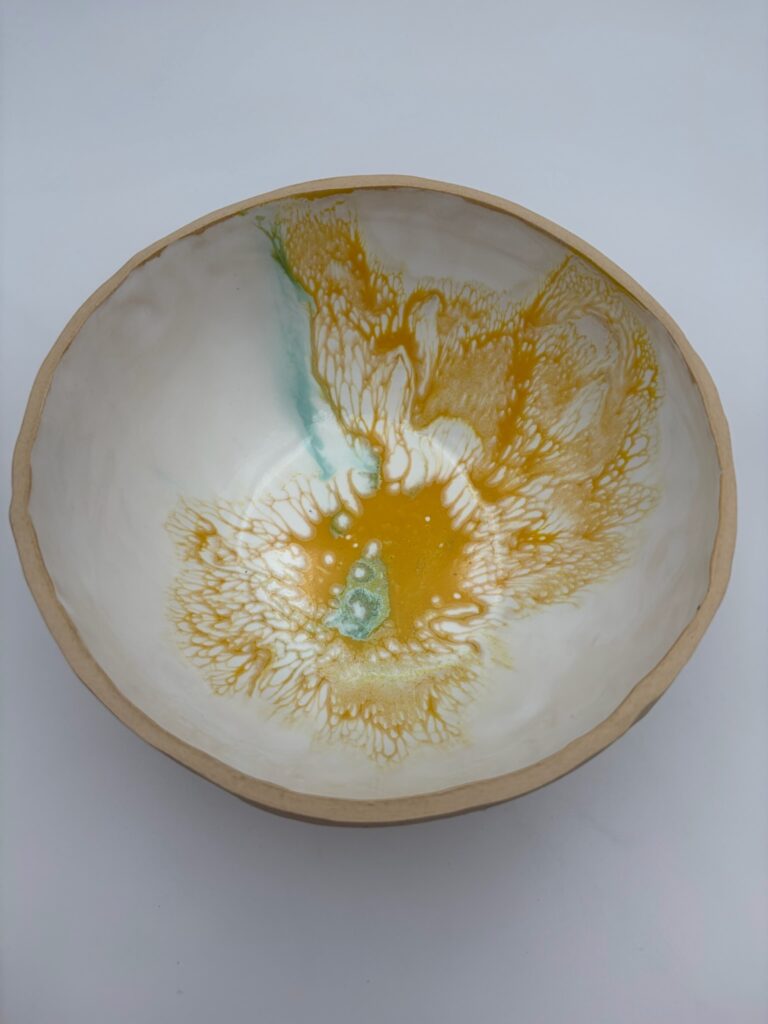 Håndlavet stentøjs skål inspireret af sollys, solstrejf og lysets spil i trækronerne fra ByLine Ceramics i Valby