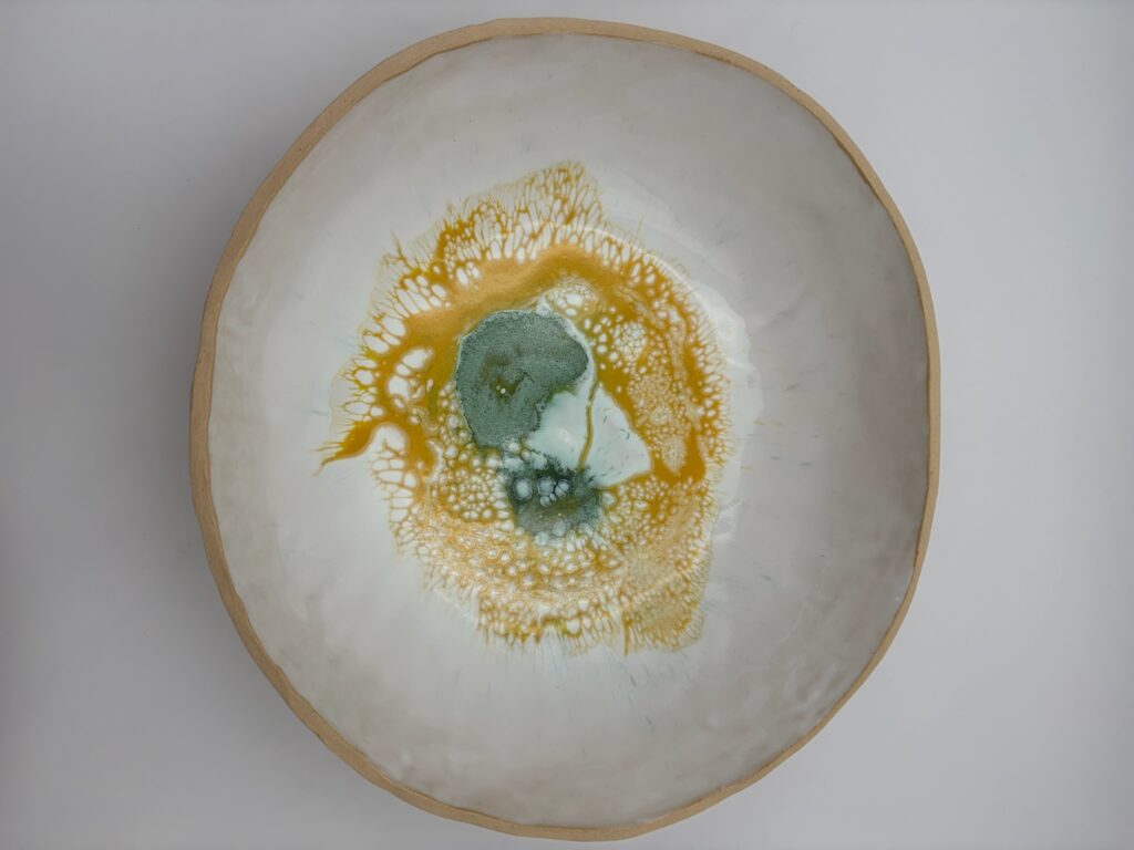 Håndlavet skål inspireret af sollys, solstrejf og lysets spil i trækronerne i lille størrelse fra ByLine Ceramics i Valby