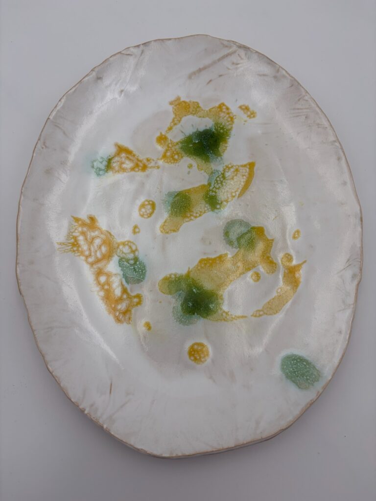 Håndlavet fad inspireret af sollys, solstrejf og lysets spil i trækronerne i lille størrelse fra ByLine Ceramics i Valby