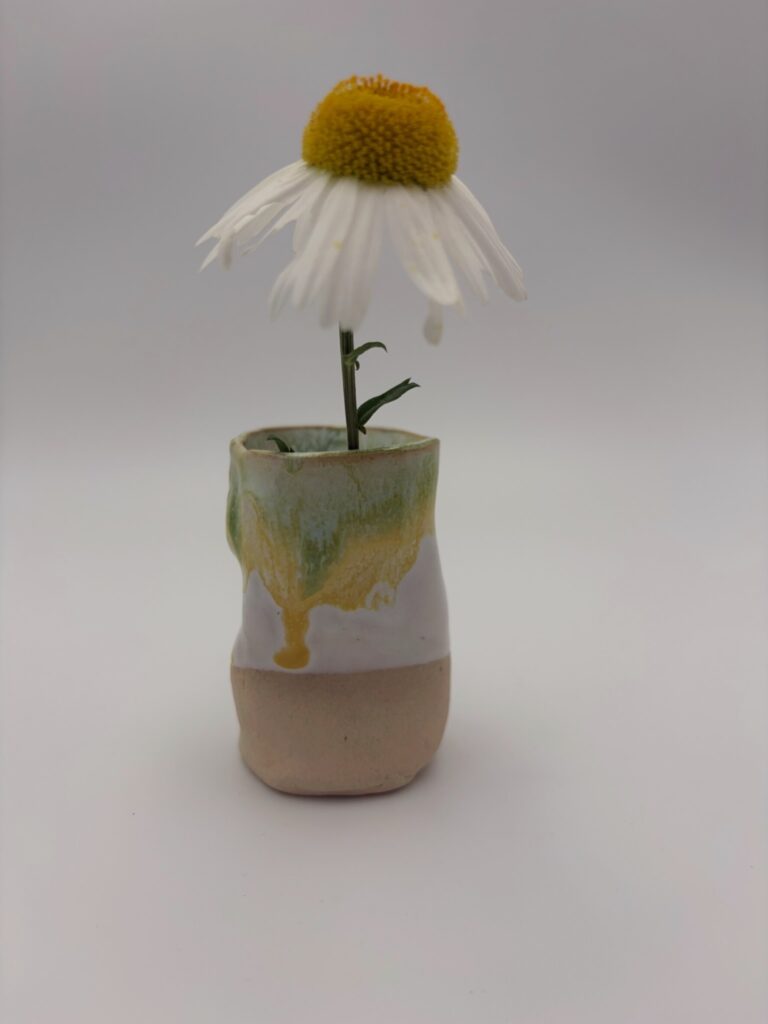 Håndlavet lille gul vase inspireret af sollys, solstrejf og lysets spil i trækronerne i lille størrelse fra ByLine Ceramics i Valby