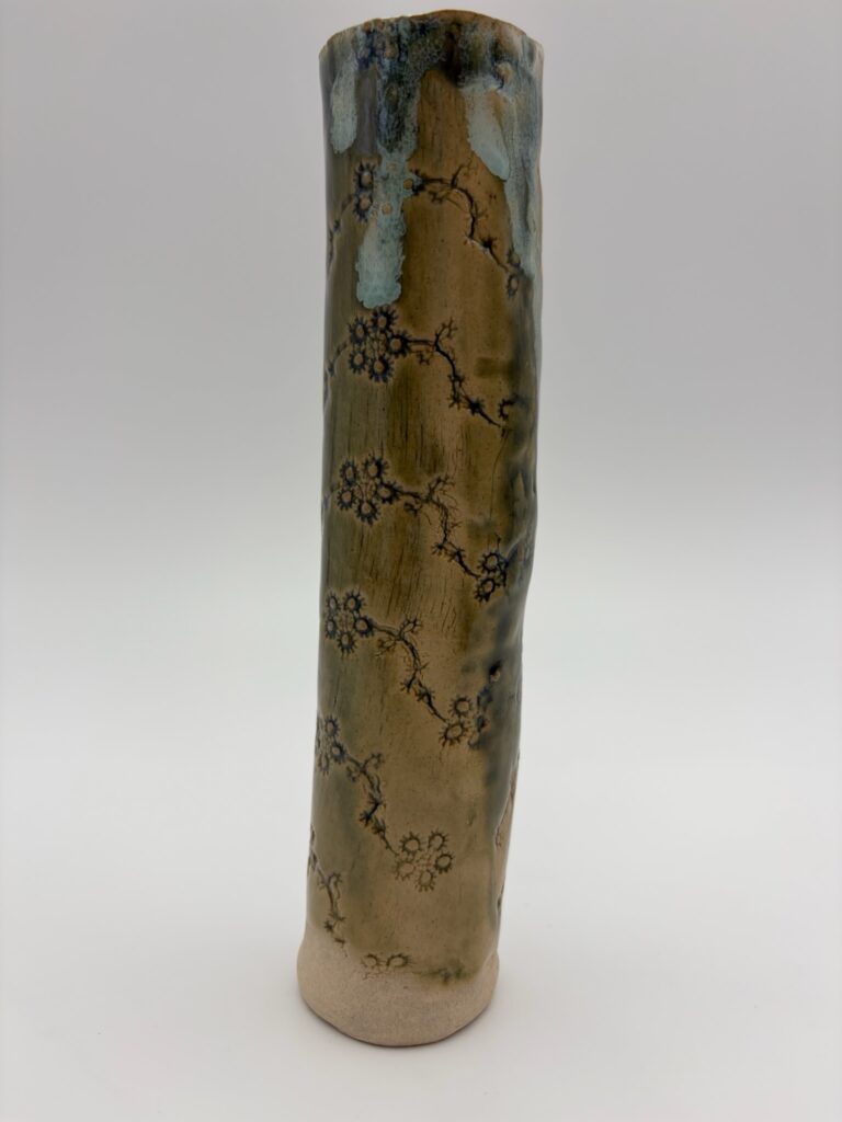 Slank høj vase, lys ler med blonde dekoration og klar grøn glasur fra ByLine Ceramics i Valby