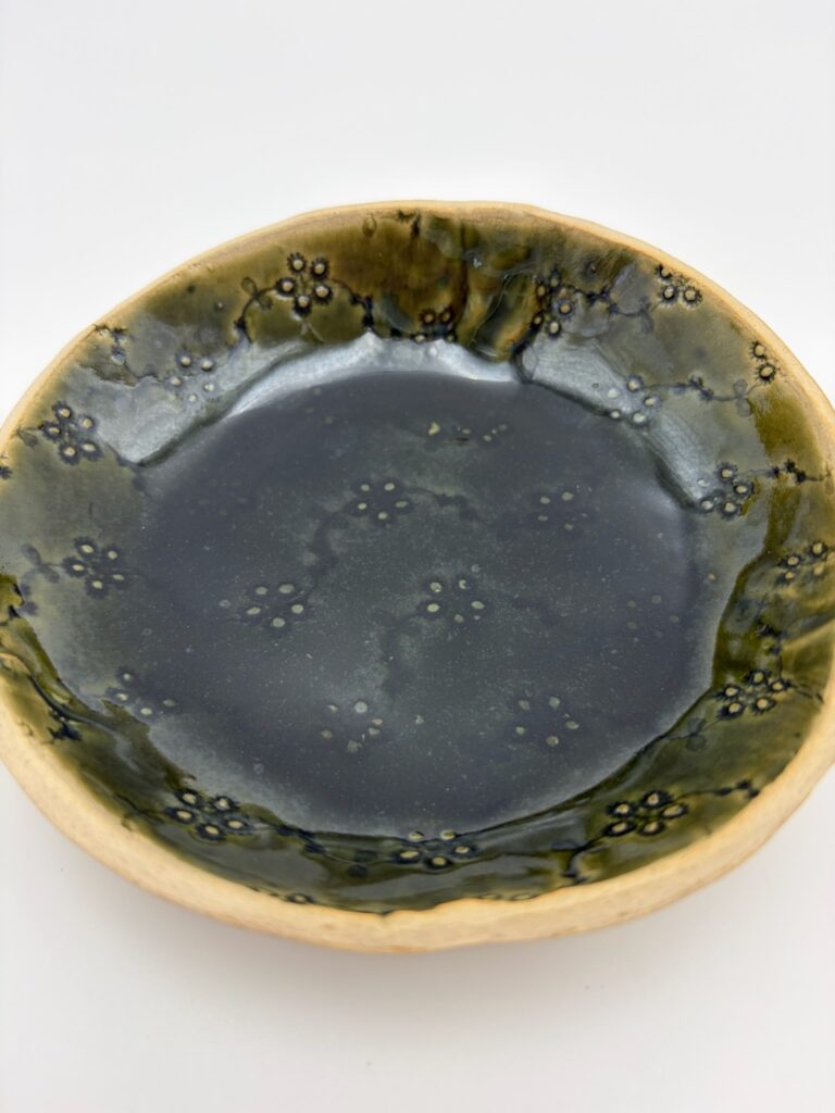 Rund skål i mellemstørrelse, lys ler med blonde dekoration og klar grøn glasur af ByLine Ceramics i Valby