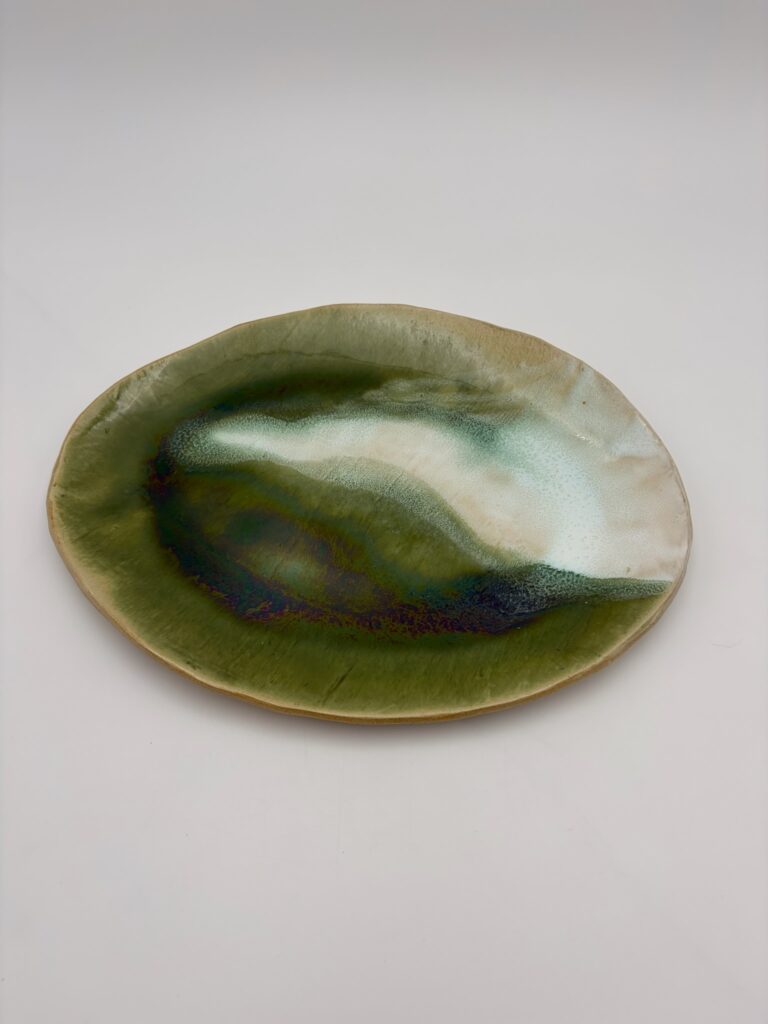 Håndlavet grønt hvidt fad fra ByLine Ceramics i Valby