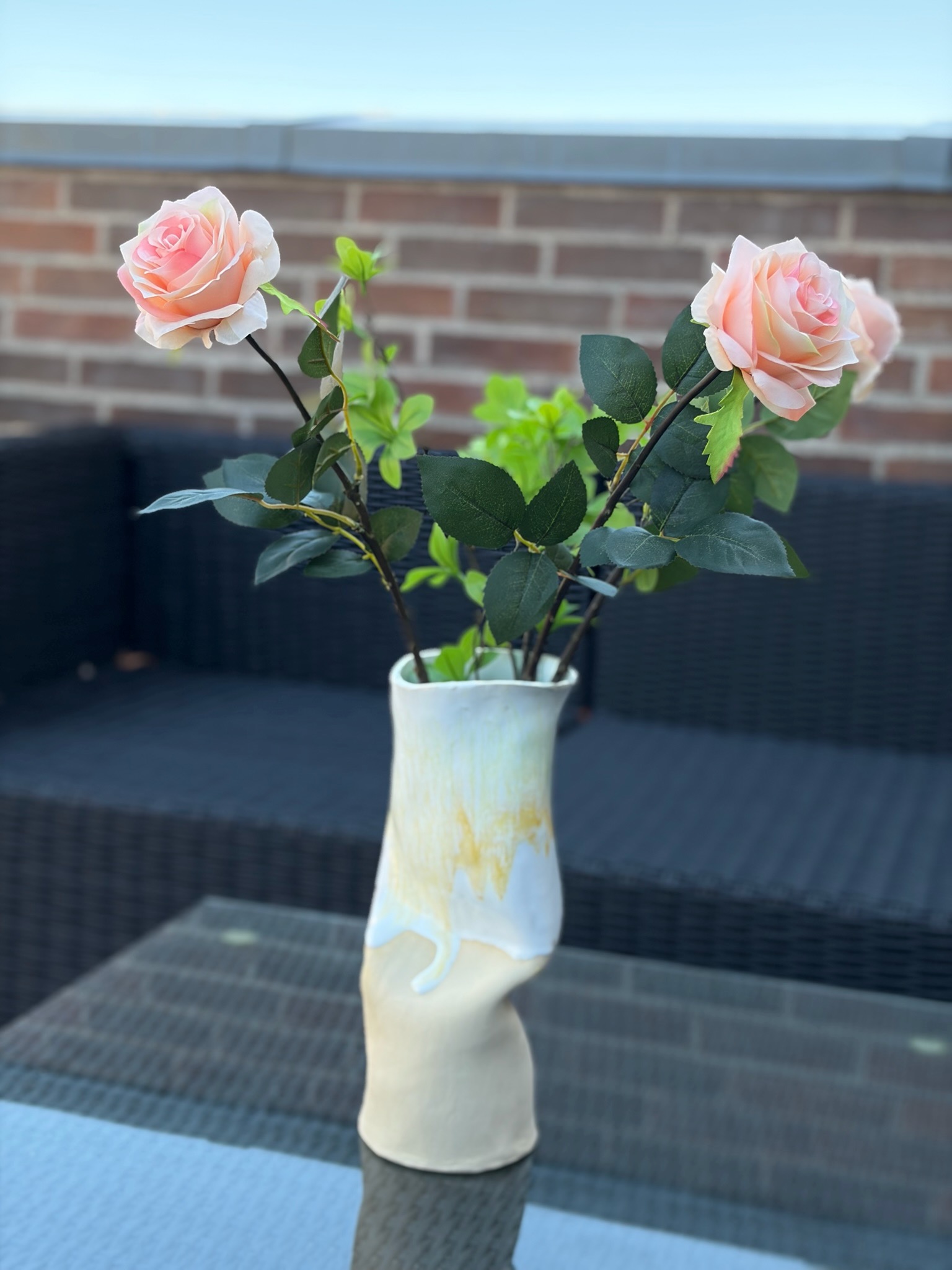 Håndlavet høj wonky gul vase inspireret af sollys, solstrejf og lysets spil i trækronerne fra ByLine Ceramics i Valby