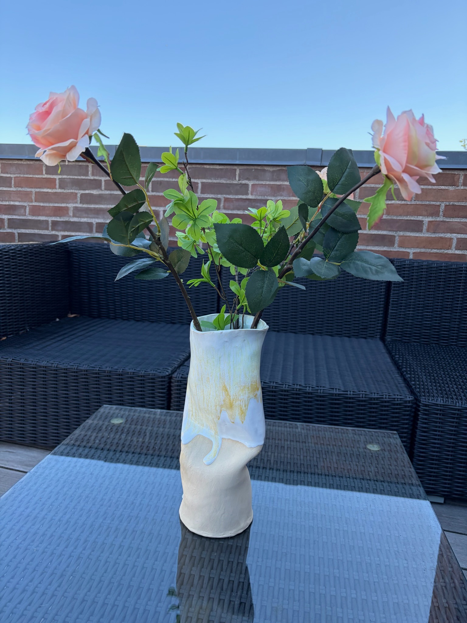Håndlavet høj wonky gul vase inspireret af sollys, solstrejf og lysets spil i trækronerne fra ByLine Ceramics i Valby