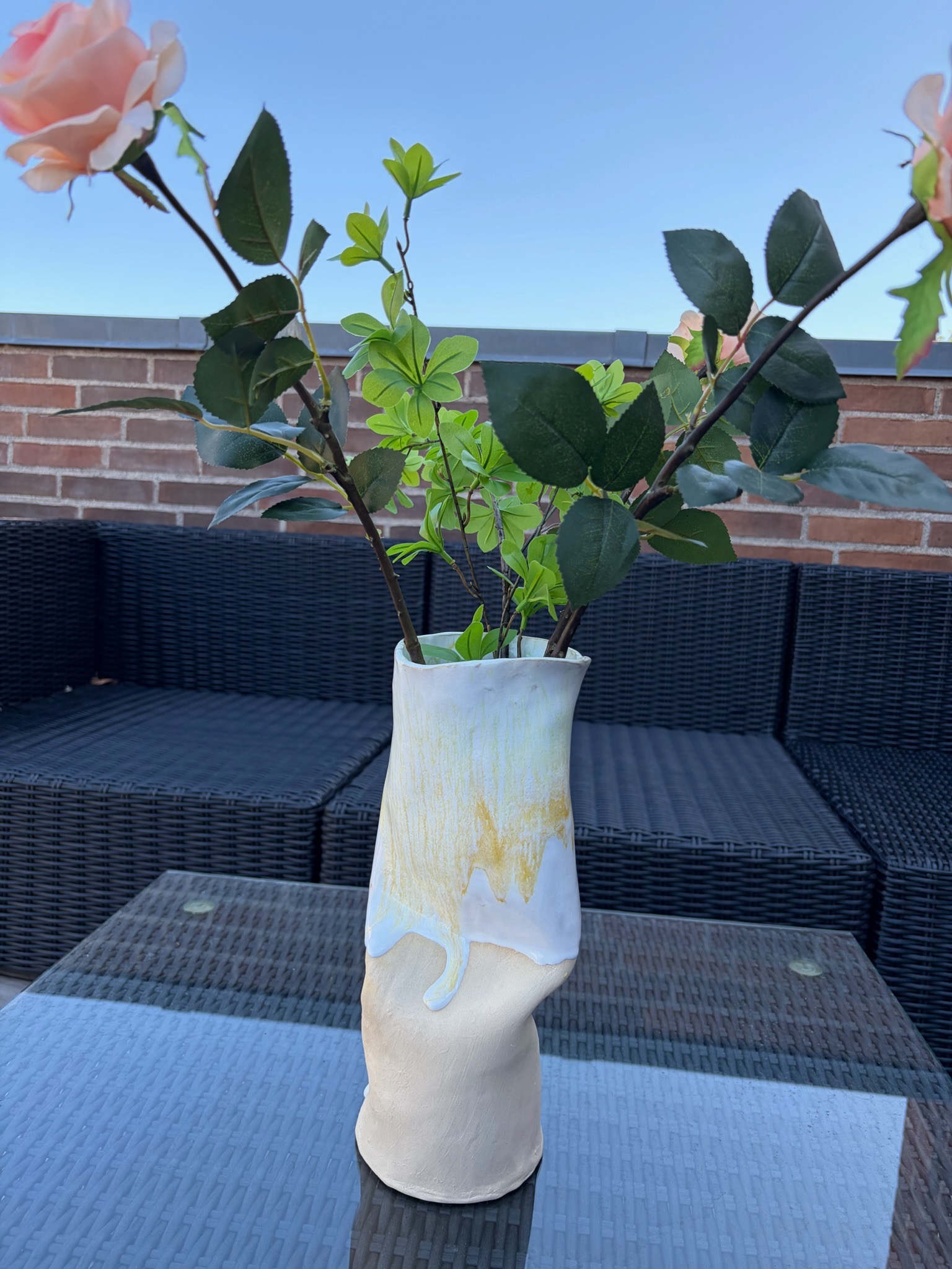 Håndlavet høj wonky gul vase inspireret af sollys, solstrejf og lysets spil i trækronerne fra ByLine Ceramics i Valby